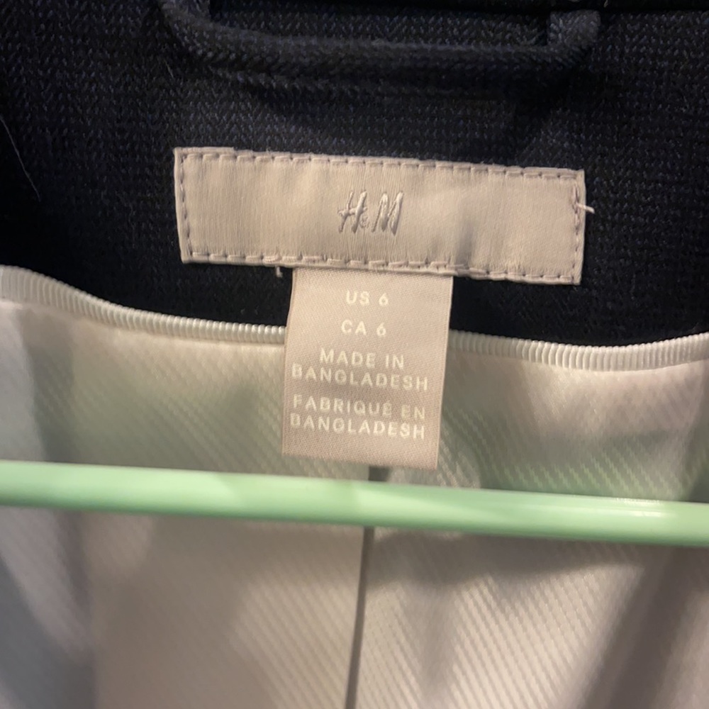 COPY - HM Women’s Short Waisted Black Blazer - Picture 2 of 8